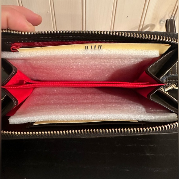 Dooney & Bourke MLB Yankees Large Zip Around Phone Wristlet NWT NEW with tags - Picture 4 of 5